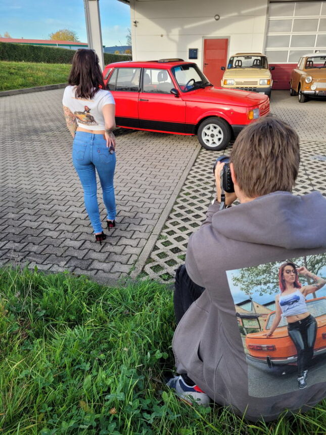 Fotoshooting mit unserem Model Elen und dem roten Wartburg 1.3 Irscher in Pößneck