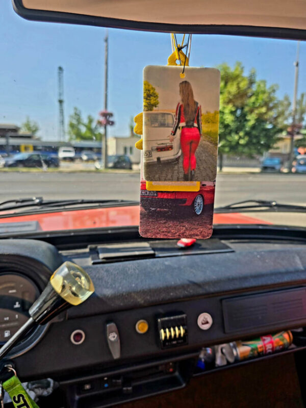 Kultiger Duftbaum mit Emmi & Pfirsichduft Bringe Retro-Charme und fruchtige Frische in Dein Auto! Unser exklusiver Duftbaum zeigt das Zweitaktgirl Emmi mit einem Wartburg 353, stilecht vor einem Plattenbau – ein echter Ostalgie-Klassiker mit modernem Twist.
