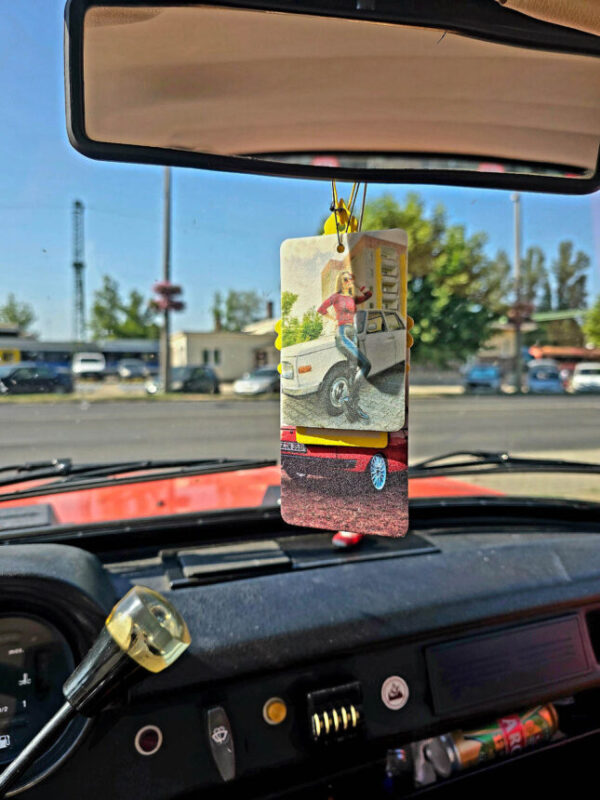 Kultiger Duftbaum mit Emmi & Pfirsichduft Bringe Retro-Charme und fruchtige Frische in Dein Auto! Unser exklusiver Duftbaum zeigt das Zweitaktgirl Emmi mit einem Wartburg 353, stilecht vor einem Plattenbau – ein echter Ostalgie-Klassiker mit modernem Twist.