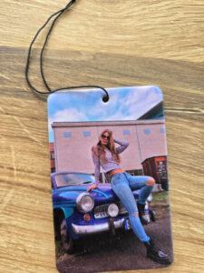 Retro-Duftbaum Emmi mit Wartburg-Motiv, beidseitiger Druck. Bubble-Gum-Aroma, 11×5,5 cm. Stilvolles Accessoire für Auto und Zuhause, 6,99 €.